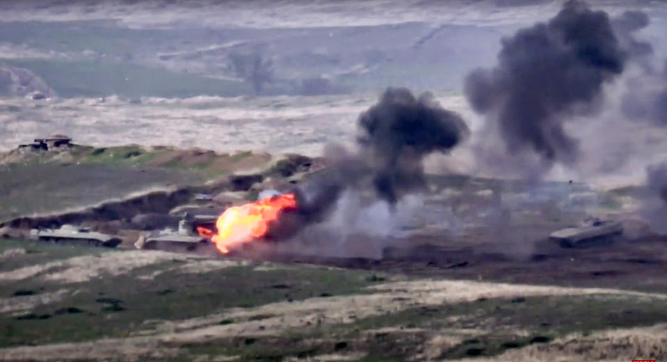 Armenische Streitkräfte zerstören ein aserbaidschanisches Militärfahrzeug an der Kontaktlinie der Republik Berg-Karabach (Bild: Uncredited/AP/Armenian Defense Ministry/dpa)