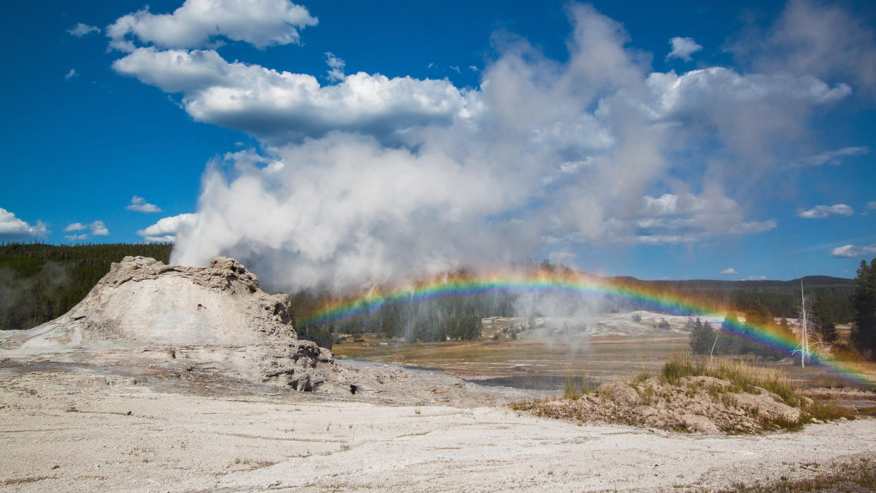  Rainbow in steam over geyser at Yellowstone National Park, Wyoming, UISA. 