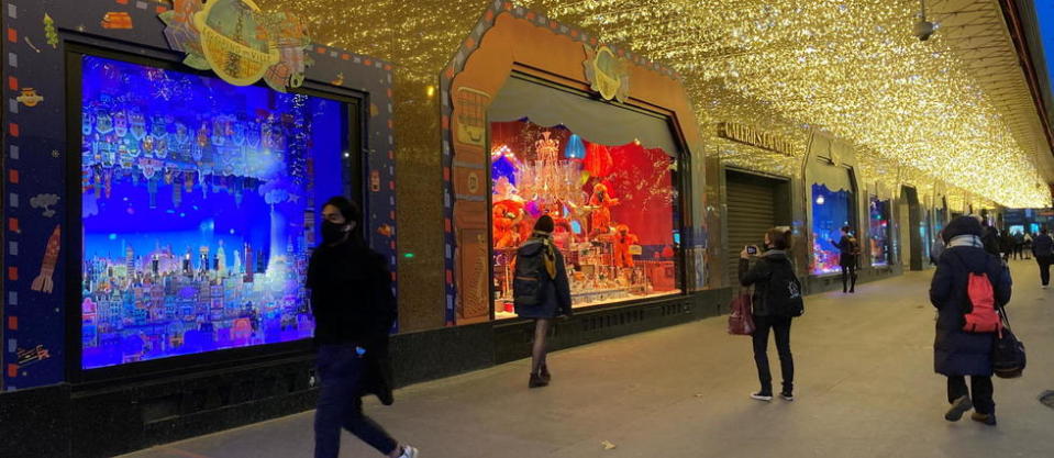 Si d'habitude il faut jouer des coudes pour pouvoir admirer les vitrines des grands magasins parisiens, elles sont désertées cette année, confinement oblige.
