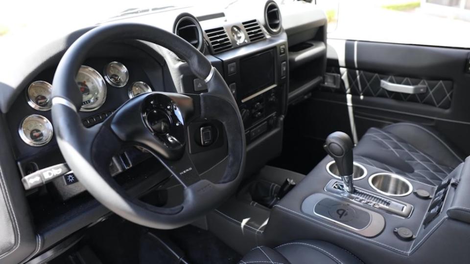 內裝部分同樣以更豪華的質感呈現，車上具有MOMO方向盤以及皮革包覆的加熱座椅。(圖片來源/ EDC)