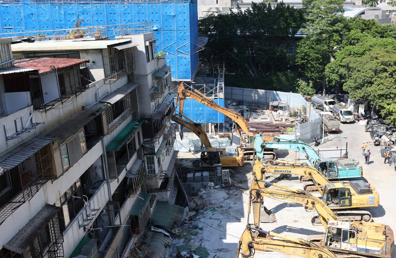 基泰大直建案去年在興建時導致鄰房傾倒，台北市政府執行拆除作業。 （中央社資料照）