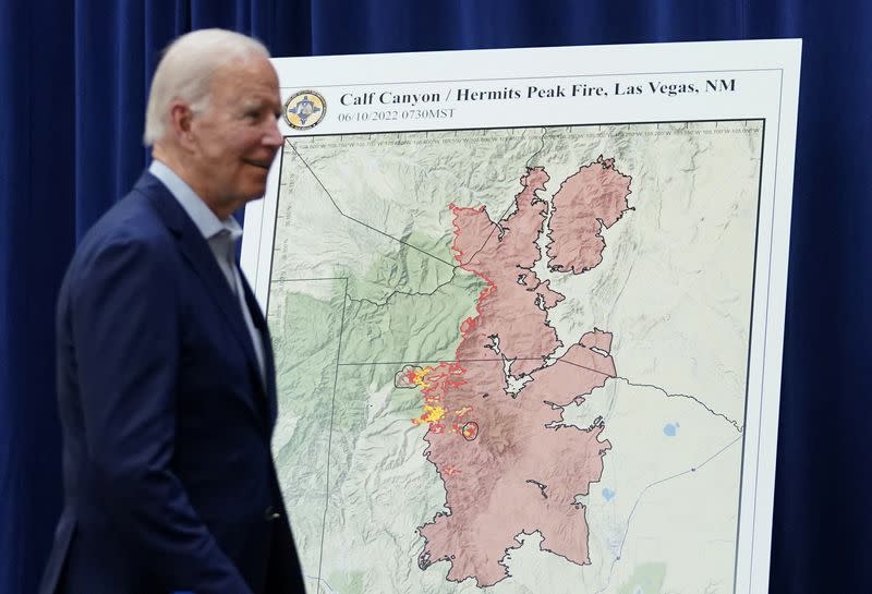 Biden visits New Mexico to receive a briefing on the wildfires