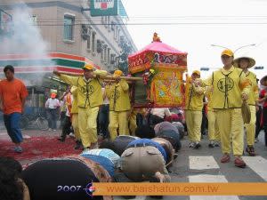 白沙屯媽祖北港進香，沿途信徒眾多。（圖／白沙屯媽祖婆網站）