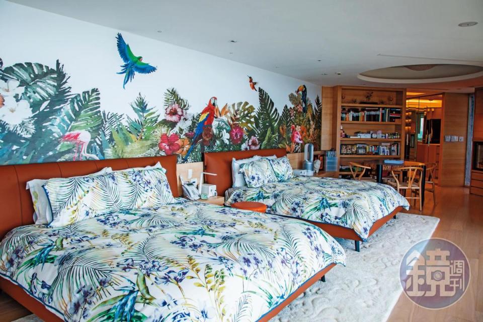 妻兒早年即移民新加坡，謝貞德以飛禽公園風格布置新家，耐人尋味的是擺了2張雙人床。