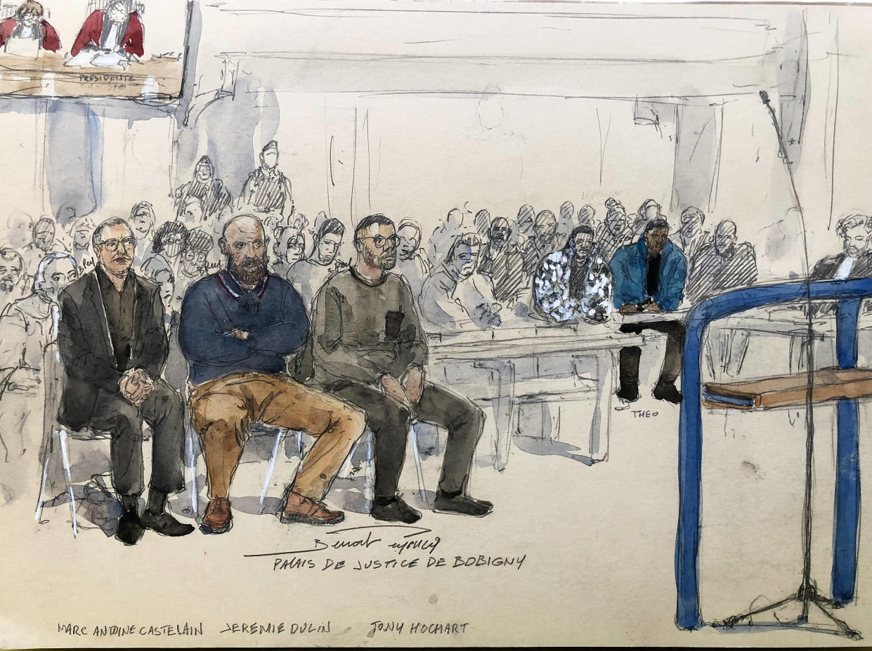 
Un croquis d’audience réalisé le 9 janvier 2024 à la cour d’assises de Bobigny, lors du premier jour du procès des trois policiers de Seine-Saint-Denis qui comparaissaient à propos de l’arrestation de Théo Luhaka.