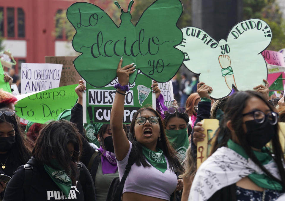 ARCHIVO - Una mujer sostiene un cartel en defensa del aborto mientras participa en una marcha en reclamo del aborto legal, gratuito y seguro para todas las mujeres en conmemoración del Día Internacional del Aborto Seguro, en Ciudad de México, el 28 de septiembre de 2022. La Suprema Corte de México despenalizó el miércoles 6 de septiembre de 2023 el aborto a nivel nacional. (AP Foto/Marco Ugarte, Archivo)