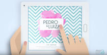 1. Uma marca para o seu casamento. Sabe quando você e seu noivo não fazem ideia do que vão querer na festa? Tem marca especializada em interpretar o jeitinho de vocês dois e traduzir isso em forma de visual. Não é só aquele brasão/logo com as iniciais do casal, é tudo. Da identidade, aos aromas, atrações, penteados, surpresas, lembranças, bolos e convites. Já imaginou ter um perfume desenvolvido especialmente para o seu casamento, por exemplo? A Giovanna Salomão, nome por trás da empresa Brand & Up me contou que a ideia é criar uma identidade para a festa que traduz a personalidade dos noivos em símbolos, cores e grafismos. “Não usamos nada pré-fabricado, nada já visto antes, para nós cada cliente é autêntico o suficiente para ter sua identidade exclusiva e criada com base na sua própria história e valores”. O serviço custa a partir de R$3.000. (Foto: Divulgação)