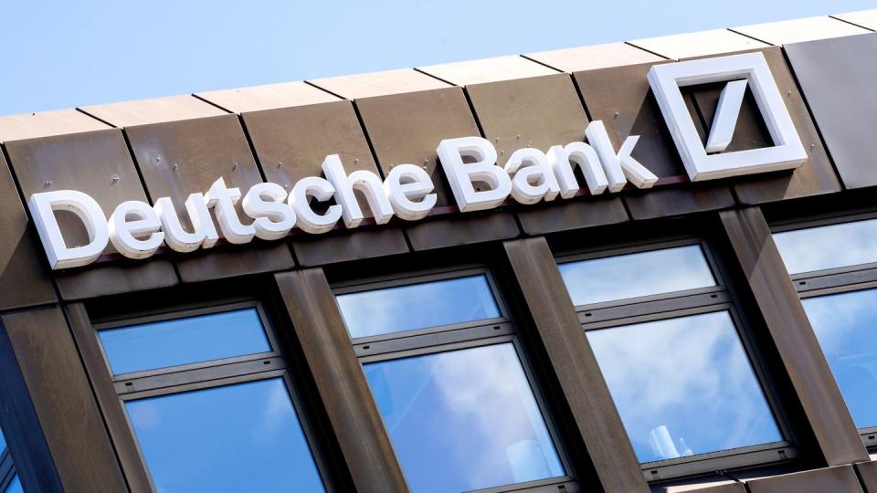 Dank weiterhin gut laufender Geschäfte macht die Deutsche Bank ihren Anteilseignern zunehmend Hoffnung auf die erste Gewinnausschüttung nach zwei Nullrunden.