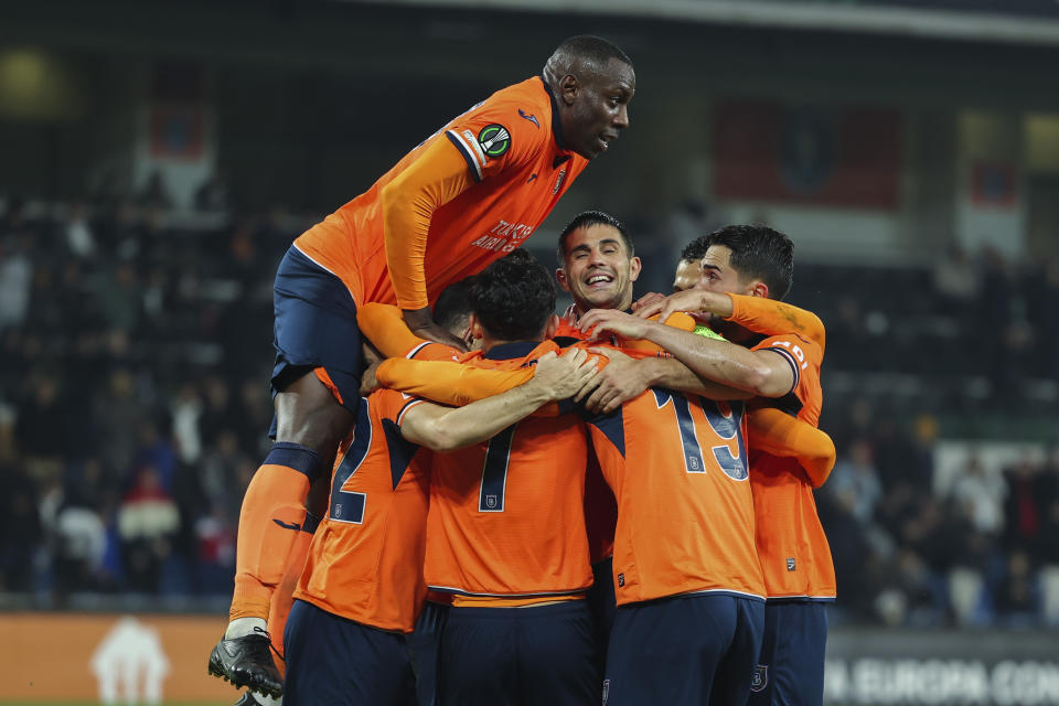 Jugadores del Başakşehir celebran tras el gol de su compañero Berkay Özcan en el último encuentro de la fase de grupos ante el Hearts en la Europa Conference League el jueves 3 de noviembre del 2022. (AP Foto)