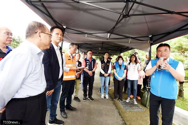 立法院交通委員會考察苗栗縣交通建設，苗栗線長鍾東錦（右）向交通部提出三件道路改善計畫案。（記者江乾松攝）