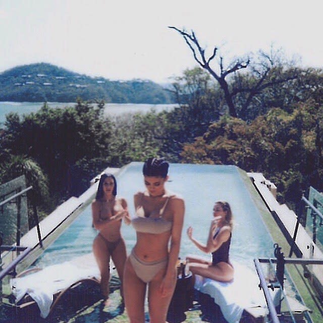Kim Kardashian quiso relajarse durante el fin de semana del Día del trabajo y que mejor que hacerlo disfrutando del sol y de inmediato se convirtió en tendencia en redes sociales, pues compartió una fotografía en bikini en la que diera la impresión de estar haciendo “topless”.
