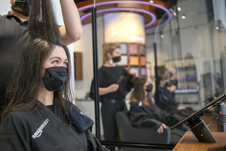 Amazon Salon es una peluquería que la compañía abrió en Londres, y que usa realidad aumentada para simular cómo se verán cortes y tinturas en las cabezas de la clientela