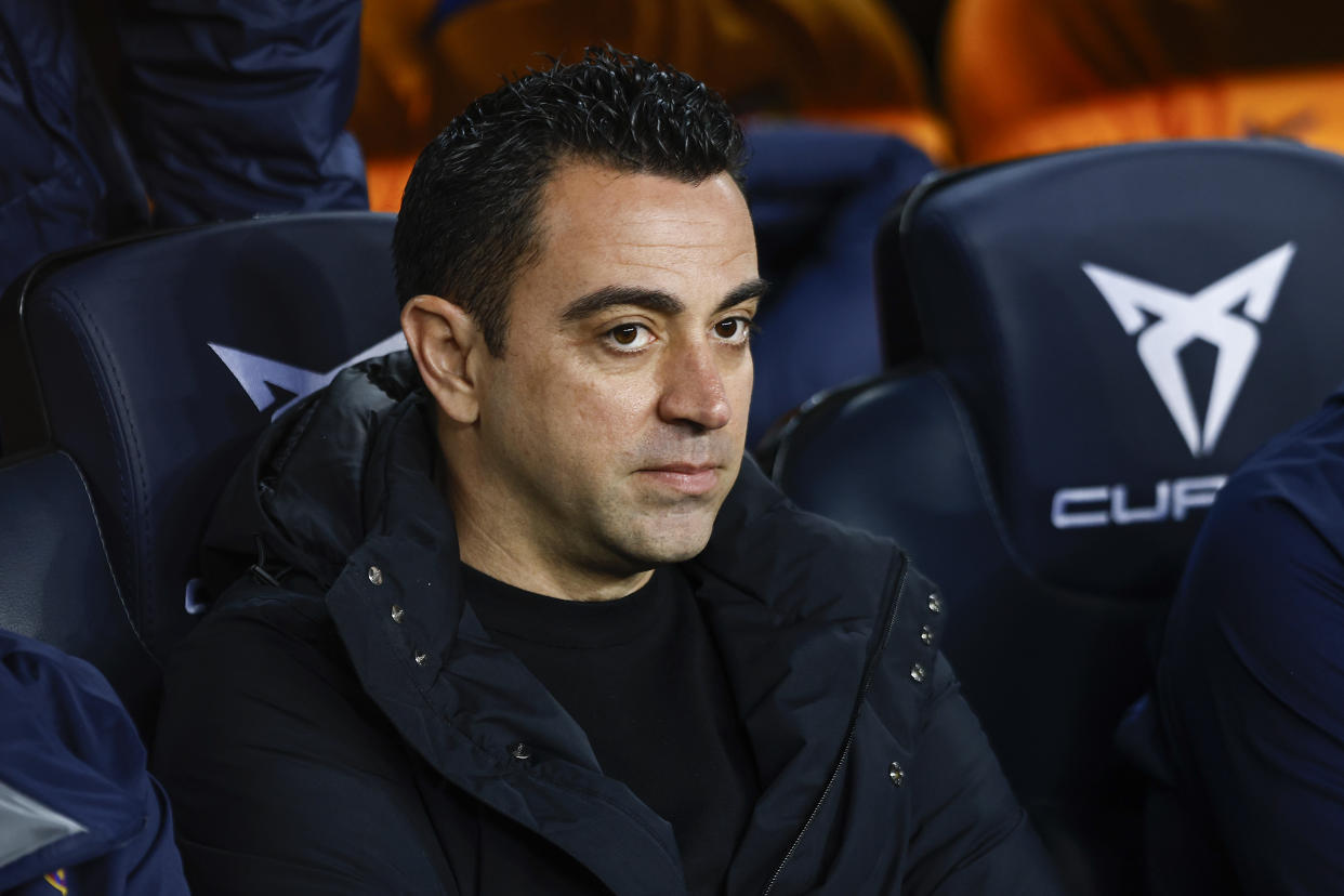 Xavi Hernández en el banquillo del Camp Nou durante el partido ante el Cádiz. (Foto: Xavier Bonilla / NurPhoto / Getty Images).