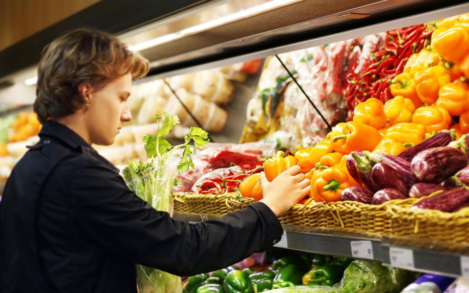 Es lohnt sich außerdem, Obst und Gemüse gegen Abend einzukaufen. Verderbliche Produkte werden kurz vor Ladenschluss häufig reduziert, damit sie nicht noch in die Mülltonne wandern müssen. Sie gehen allerdings das Risiko ein, dass nicht mehr alles verfügbar ist. Doch wenn Sie einfach ein wenig flexibel sind, welches Gemüse auf den Tisch kommen soll, werden Sie sicher fündig. (Bild: iStock / VLG)