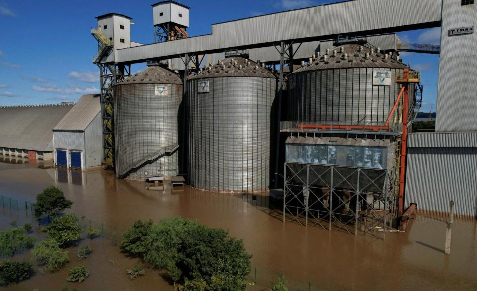 2024年5月14日，巴西南大河州首府阿雷格里港（Porto Alegre）一座淹水的黃豆倉庫。路透社