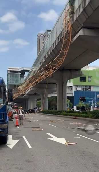 吊車砸中行駛中的捷運，貫穿車廂。（圖／翻攝自記者爆料網）