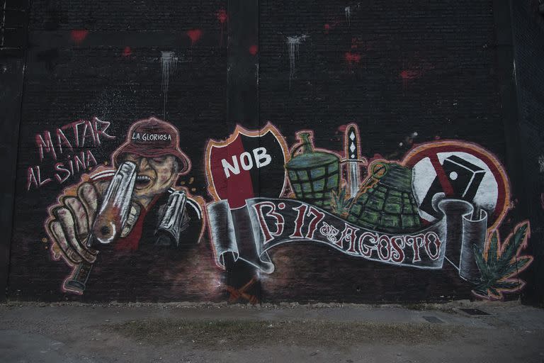 Un mural suficientemente explícito de la barra brava de Newells en La Granada, sur de Rosario.

Foto: Marcelo Manera