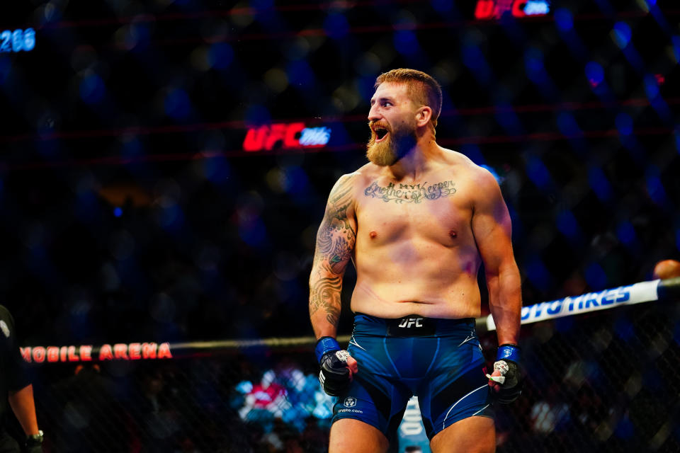 LAS VEGAS, NV - 25 DE SEPTIEMBRE: Chris Daukaus grita después de que el árbitro convocara la pelea contra Shamil Abdyrakhimov en su pelea de peso pesado durante UFC 266 en T-Mobile Arena el 25 de septiembre de 2021 en Las Vegas, Nevada.  (Foto de Alex Bierens de Haan/Getty Images)