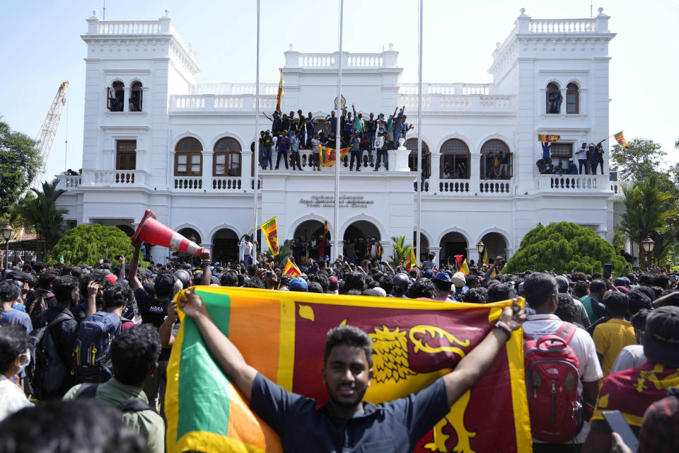 Image: (Eranga Jayawardena / AP)