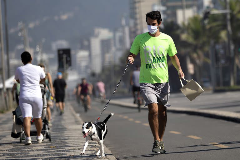 La vida retomó la normalidad en Brasil, como esta imagen a lo largo de la orilla del mar en la playa de Ipanema en Río de Janeiro