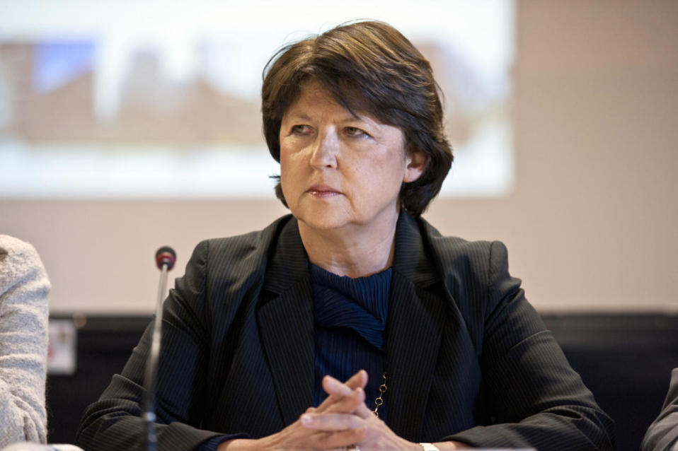 <p>Le journal Le Monde publie, le 25 février, une tribune titrée “<i>Sortir de l’impasse</i>”, à charge contre la politique de François Hollande et Manuel Valls. Les auteurs ? La maire PS de Lille Martine Aubry, ainsi que plusieurs responsables socialistes et écologistes. “<i>Que restera-t-il des idéaux du socialisme lorsque l’on aura, jour après jour, sapé ses principes et ses fondements ?</i>”, estiment les signataires de cet appel, dans lequel figurent également Daniel Cohn-Bendit et Benoît Hamon. (Photo : AFP)</p>