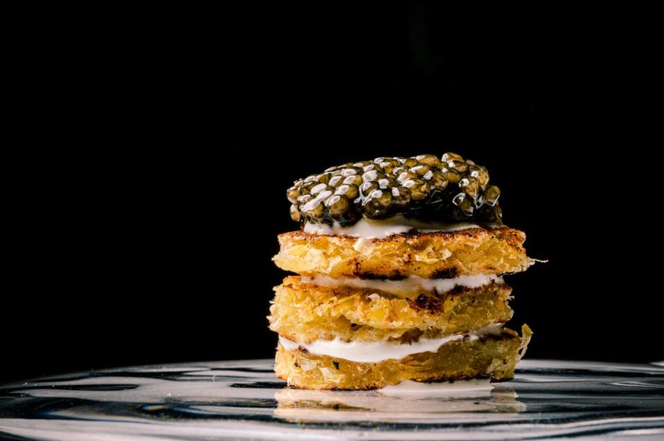 Arepas de maíz con caviar, uno de los platos más populares del restaurante colombiano Elcielo.