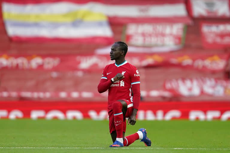 Sadio Mané, del Liverpool, se arrodilla antesde un partido con el Manchester City.