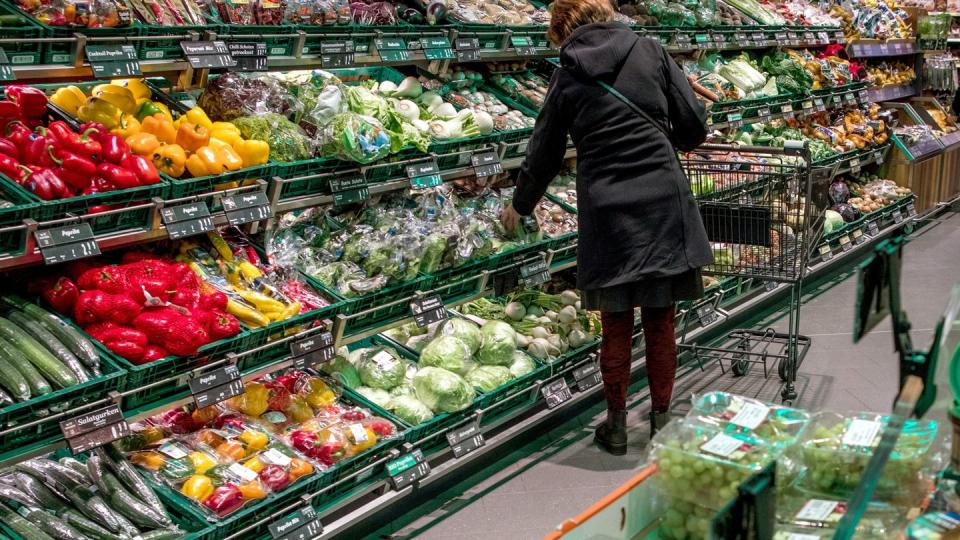 Sozialverbände und Ernährungsexperten warnen vor den sozialen und gesundheitlichen Folgen des starken Preisanstiegs für gesunde Lebensmittel.