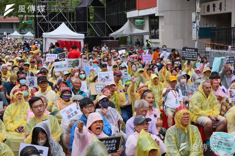 <cite>立法院28日審查國會改革法案，場外聚集大批民眾關心最新進度。（顏麟宇攝）</cite>