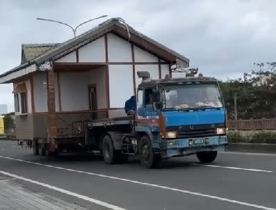 ▲屏東驚見「霍爾的移動城堡」？日前有民眾在恆春省道上拍下一段影音，只見一座小木屋被放在拖板車上滿路跑，影片引發網路熱議，不僅佔據車道，也影響其他用路人。（圖／翻攝社會事影音）