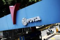 FOTO DE ARCHIVO: Logotipo de la petrolera estatal PDVSA en una estación de servicio en Caracas