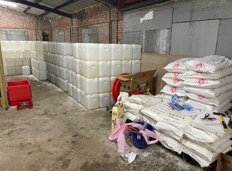 警方在宜蘭山區一處工寮找到大批製毒原料。（警方提供）