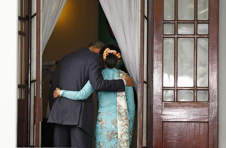 U.S. President Barack Obama puts his arm around opposition politician Aung San Suu Kyi after a joint press conference following their meeting at her residence in Yangon, November 14, 2014. REUTERS/Kevin Lamarque