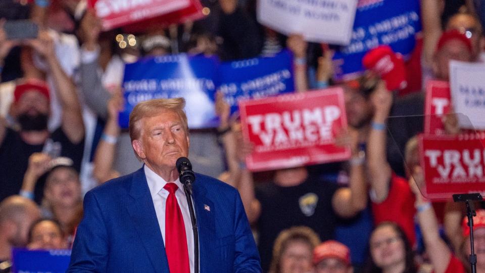  Former US President and Republican presidential candidate Donald Trump arrives to speak at a campaign rally in Uniondale, New York, on September 18, 2024. 