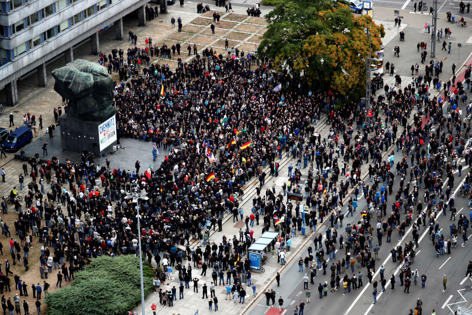 <p>People gather during demonstrations following the killing of a German man in Chemnitz, Germany, Sept. 1, 2018. (Photo: Hannibal Hanschke/Reuters) </p>