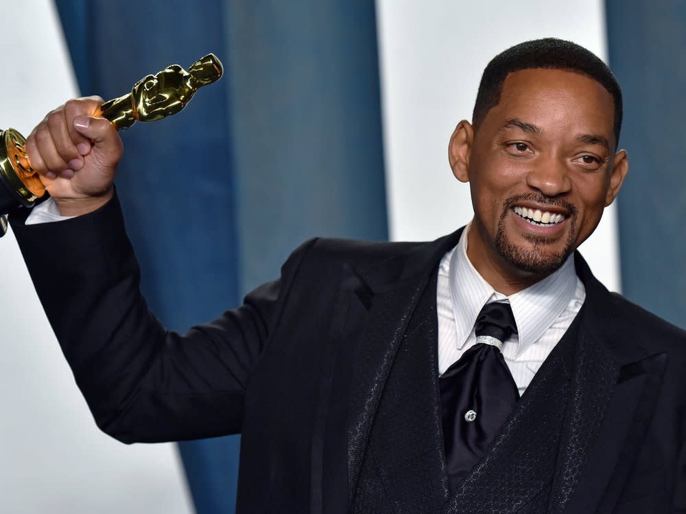 Nach seiner berüchtigten Ohrfeige durfte Will Smith seinen Oscar als "Bester Hauptdarsteller" auf der Bühne in Empfang nehmen. (Bild: imago/UPI Photo)