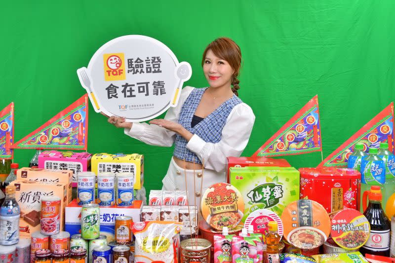 ▲佩甄拍攝「中元普渡怎麼BUY」網路短片。（圖／台灣優良食品發展協會提供）