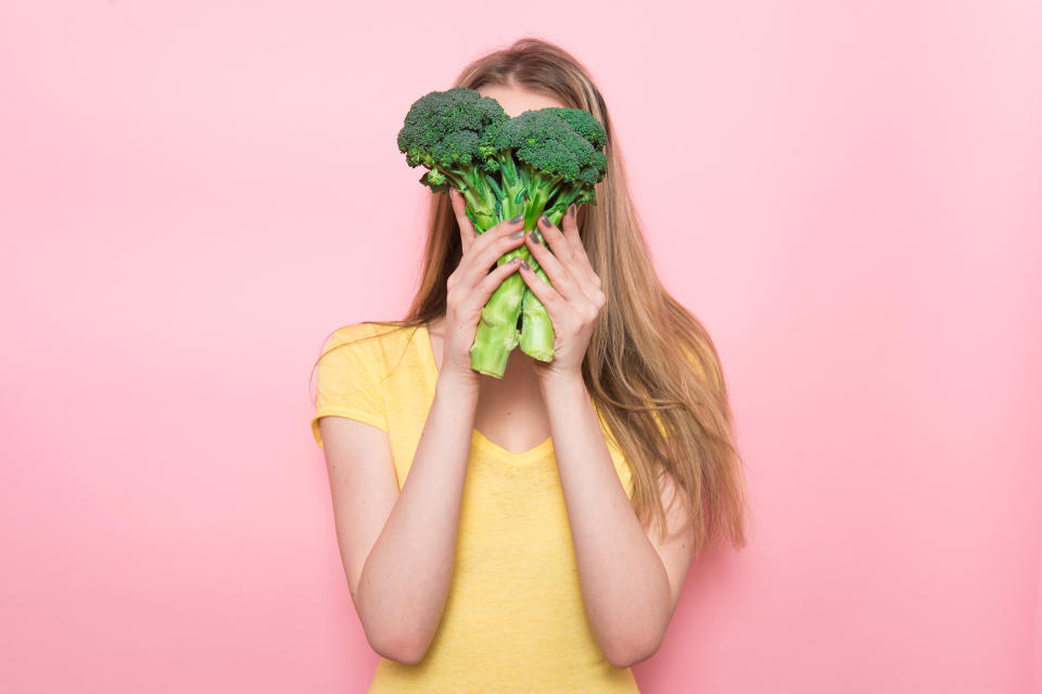 Sempre più persone decidono di adottare una dieta vegetariana o vegana, una scelta che ha naturalmente delle implicazioni di tipo economico, culturale, ambientale e psicologico. Secondo il Rapporto Eurispes 2019, è veg il 7,3% degli italiani. (Getty)