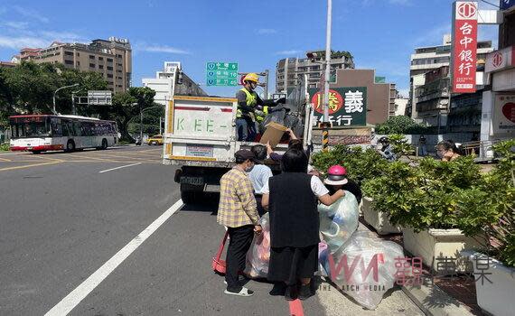 （觀傳媒桃竹苗新聞)【記者曾平/桃園報導】桃園市各區清潔為服務市民，端午節連假垃圾清運比照平日，除9日(星期日)照例不收垃圾外，8日(星期六)及10日(星期一) 端午節當天仍維持正常收運，希望市民朋友能夠安心度過美好連假日。