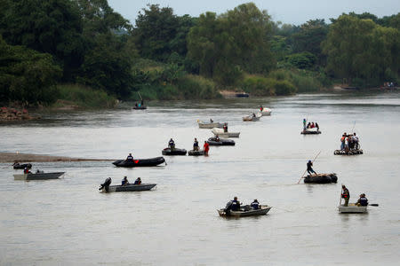 Mexican marines patrol the Suchiate river to stop the caravan of thousands of migrants from Central America en route to the U.S., to cross the river illegally from Tecun Uman, Guatemala, October 28, 2018. REUTERS/Carlos Garcia Rawlins