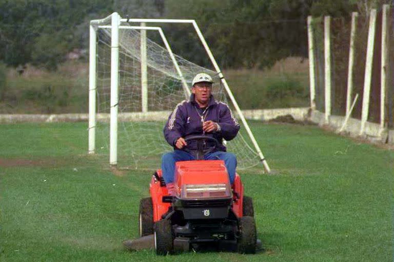 Carlos Timoteo Griguol, un DT que dejó un gran legado en Ferro y Gimnasia; en la acción, cortando el pasto en un campo de entrenamiento: siempre dispuesto a lo que hiciera falta