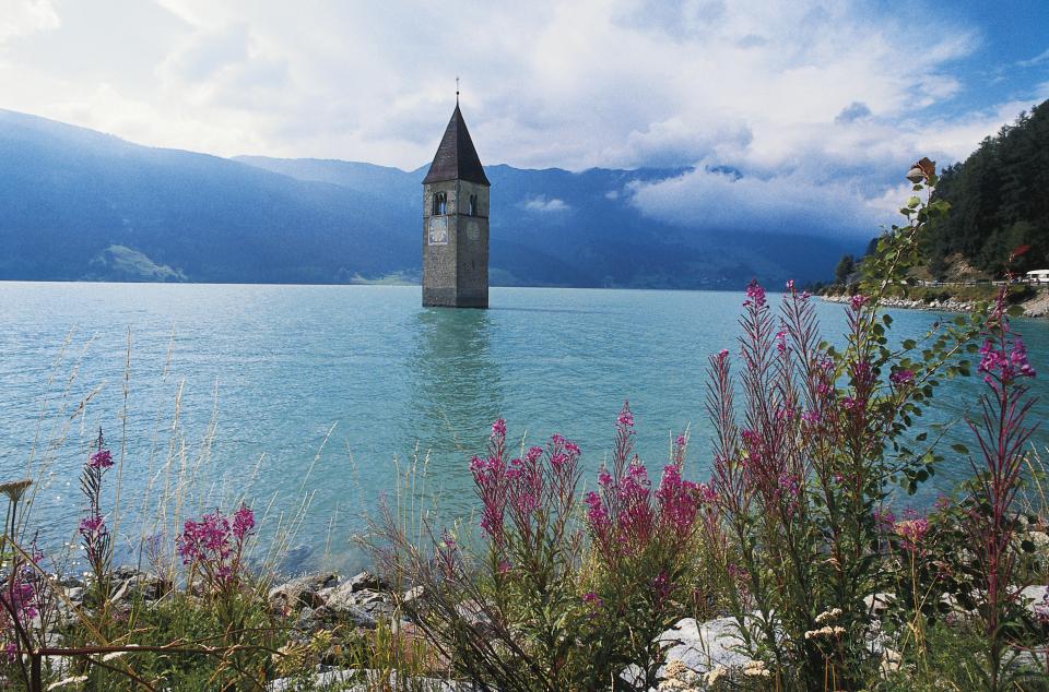 <p>Como ocurre desde las últimas siete décadas solo permanecerá sobre la superficie el Campanile di Curon como único recuerdo de la existencia de este pueblo que quedó bajo las aguas. (Foto: DeAgostini / Getty Images).</p> 