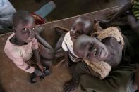 <p>Flüchtlingskinder aus dem Südsudan schauen am Grenzposten Ngomoromo in Uganda in die Kamera. (Bild: Reuters) </p>