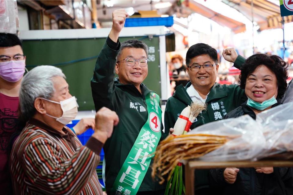 選戰倒數，蔡其昌（右三）爭取台中市一選區立委連任，一早到清水菜市場掃街拜票，向攤商及鄉親拜託。（蔡其昌辦公室提供／張妍溱台中傳真）