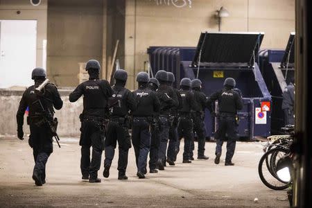 Police work in a cordoned off area in a street near Norrebro Station following shootings in Copenhagen February 15, 2015. REUTERS/Martin Sylvest/Scanpix