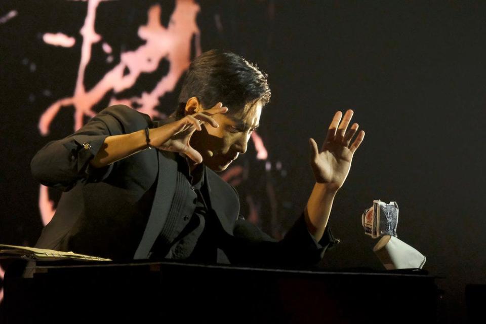 Magician Yu Hojin seemed to do "30 tricks in three minutes," according to Vergara, who watched in awe as he seemed to make objects disappear and transform before the judges' eyes.