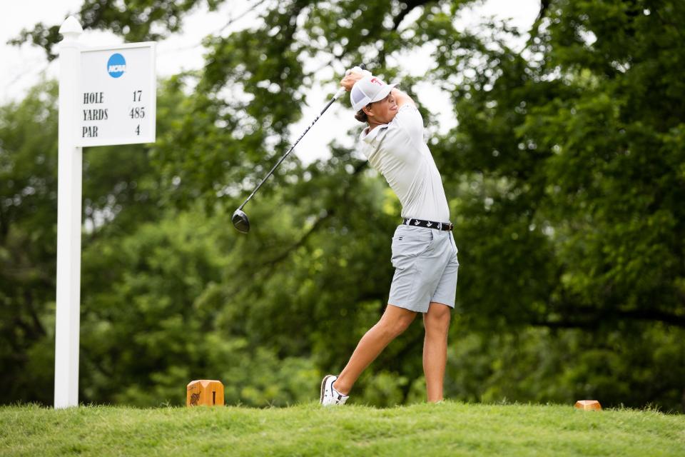 Texas Tech’s Matthew Comegys sale desde el No. 17 en el NCAA Norman Regional el lunes en el Jimmie Austin OU Golf Club en Norman, Oklahoma.  Comegys disparó 69, tres bajo par, ayudando a los Red Raiders, los primeros sembrados, a tomar la delantera en 18 hoyos con 10 bajo par.