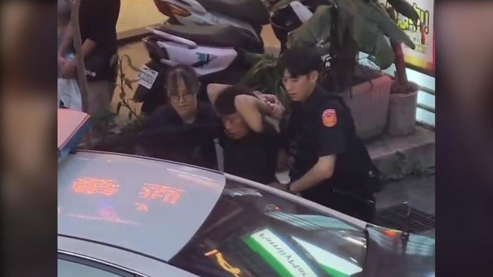 帥警押解人犯上警車(圖/翻攝社會事影音)