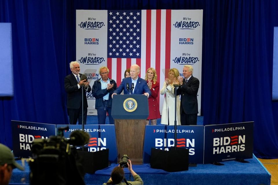 El Presidente Biden habla junto a miembros de la familia Kennedy cuando aceptó su apoyo durante un acto de campaña en Filadelfia el pasado jueves (AP)