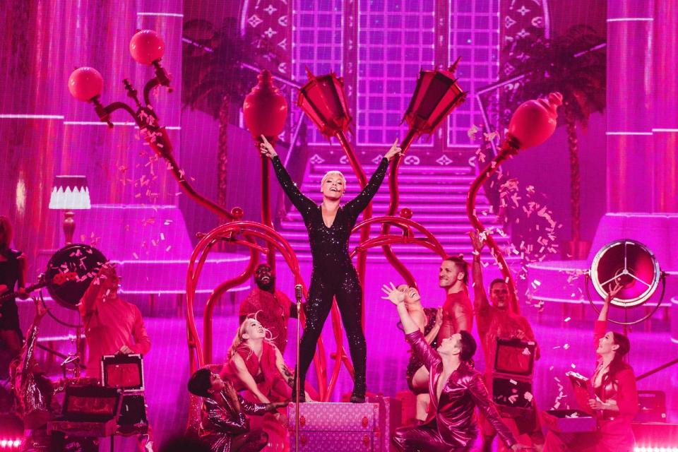 Nur noch die anderen sind pink? Auf ihrer "Beautiful Trauma"-Tournee 2018 trat Pink ganz in Schwarz auf. Das Ende des bunten, wilden Popstars?